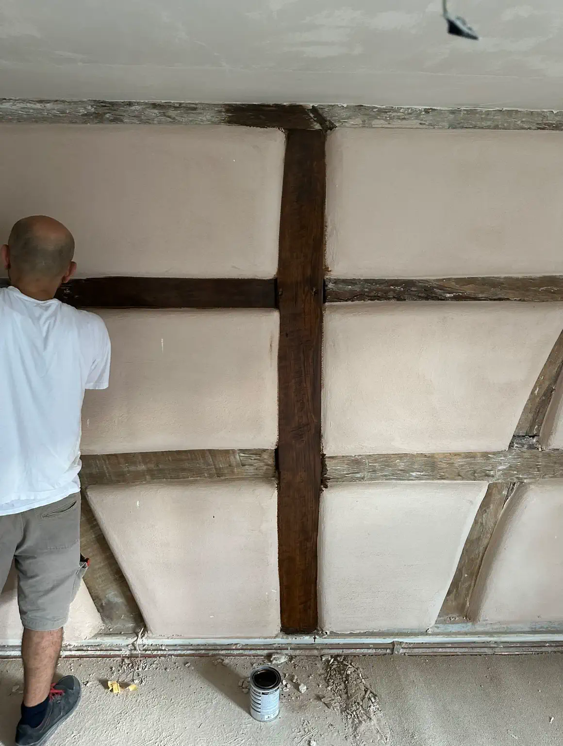 Gipser von Bodin Bau beim Aufziehen von Kalkputz zwischen den Fachwerkbalken