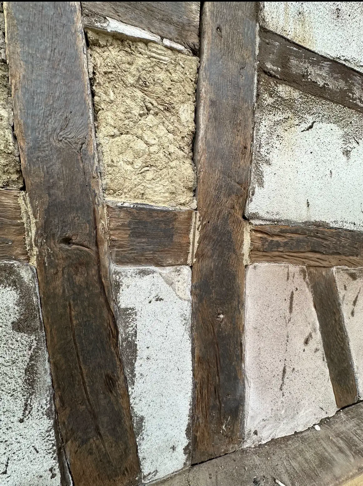 Freigelegtes Fachwerk mit historischen Gefachen vor dem Neuaufbau des Kalkputzes