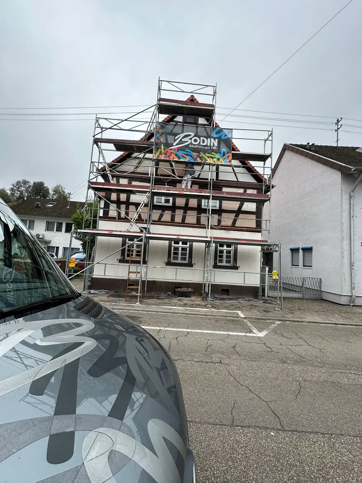 Fachwerkhaus im Gerüst während der Fassadensanierung