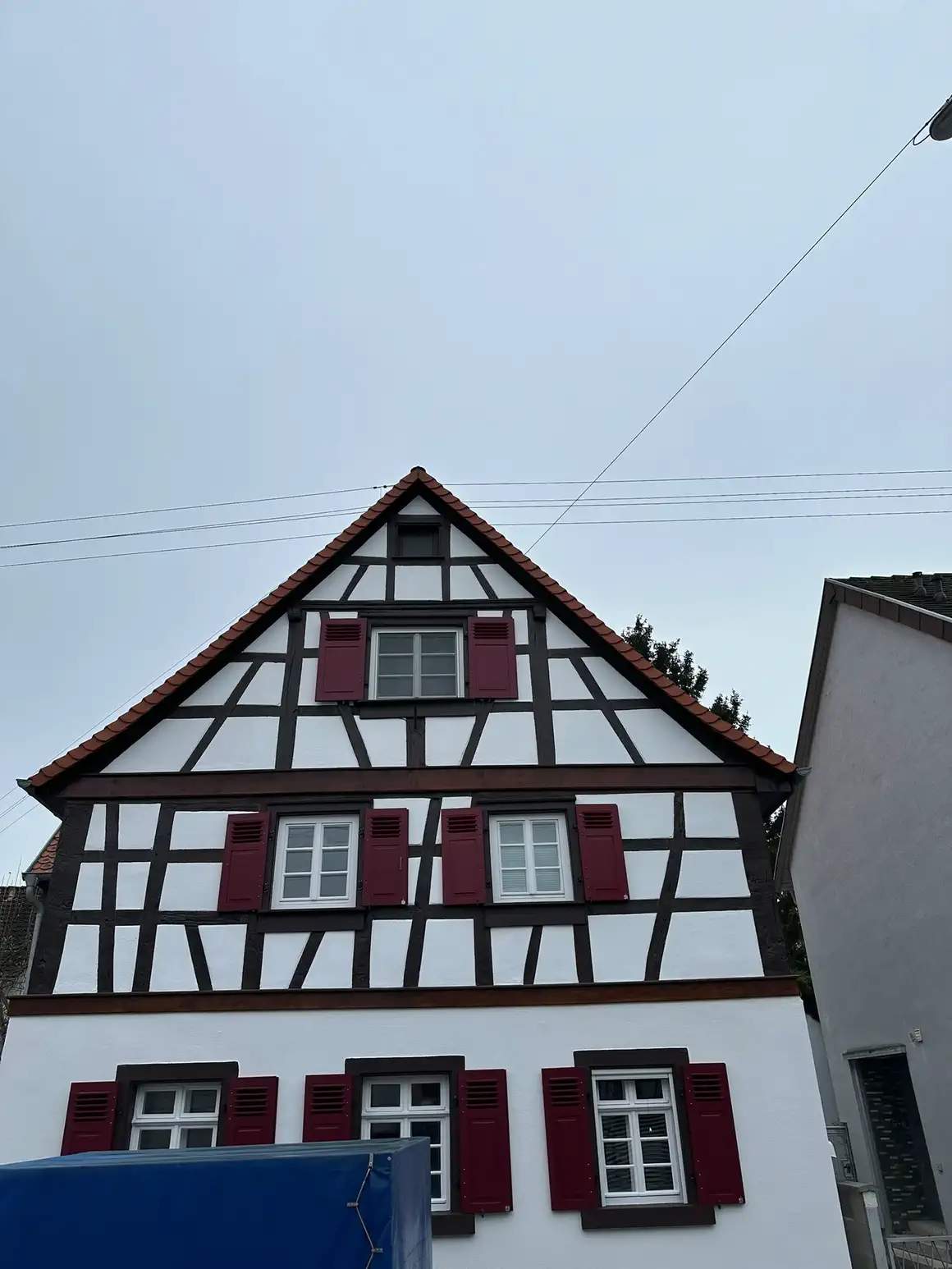 Giebelseite des sanierten Fachwerkhauses nach dem Abbau des Gerüsts
