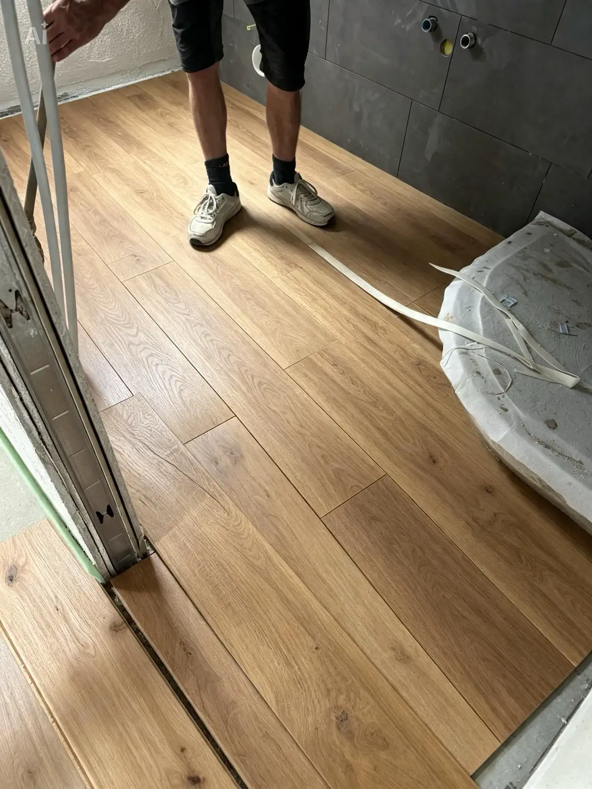 Neu verlegter Parkettboden vor dem sanierten Bad in Zug