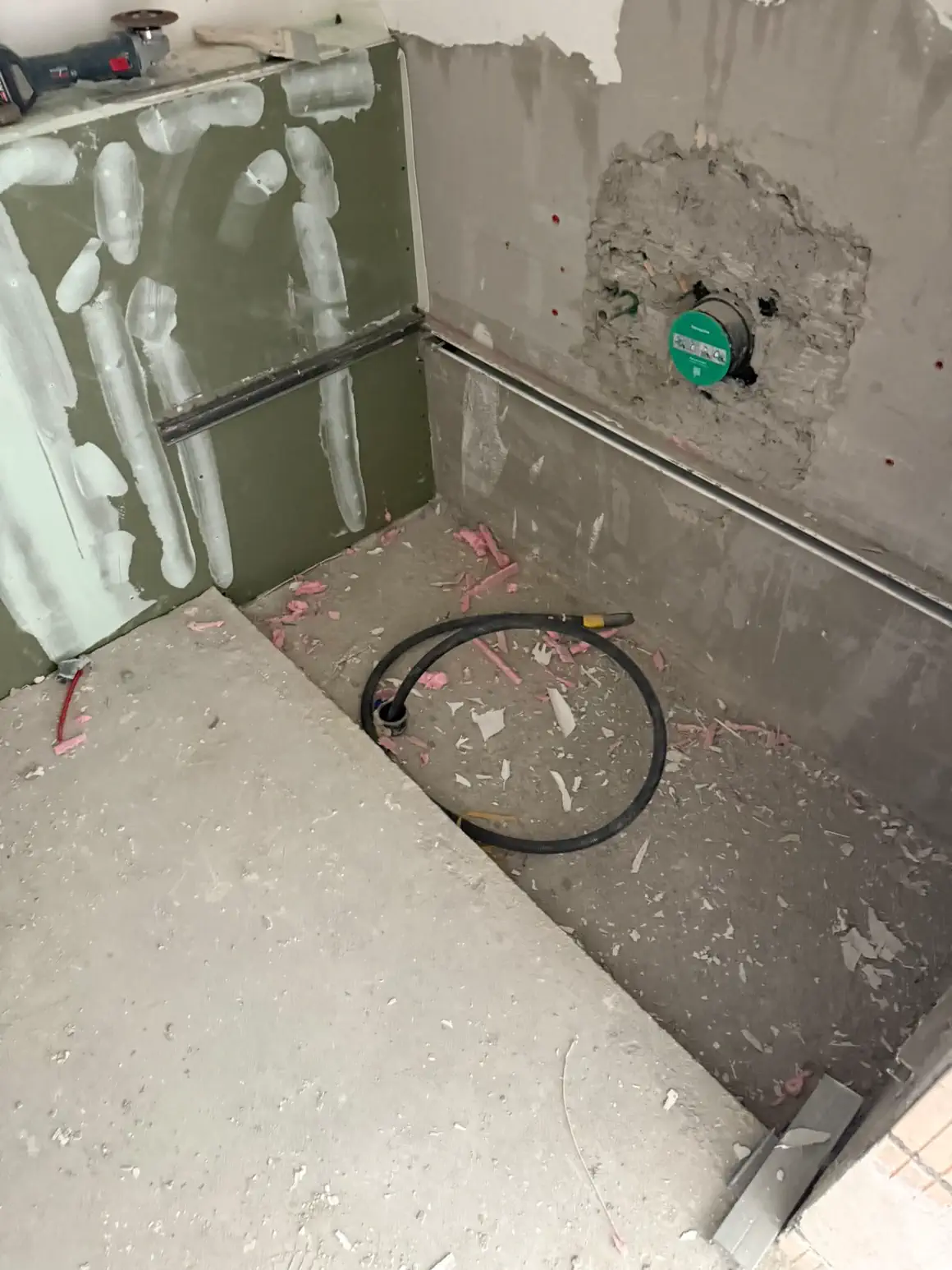 Badezimmer im Rohbau mit neuer Bodenheizung und Leitungsführung