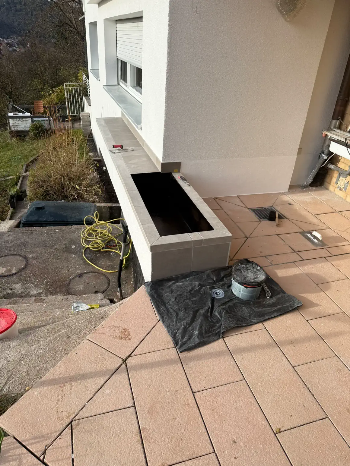 Freistehender Blumentrog auf der Terrasse vor der neuen Plattenverkleidung, Zürich