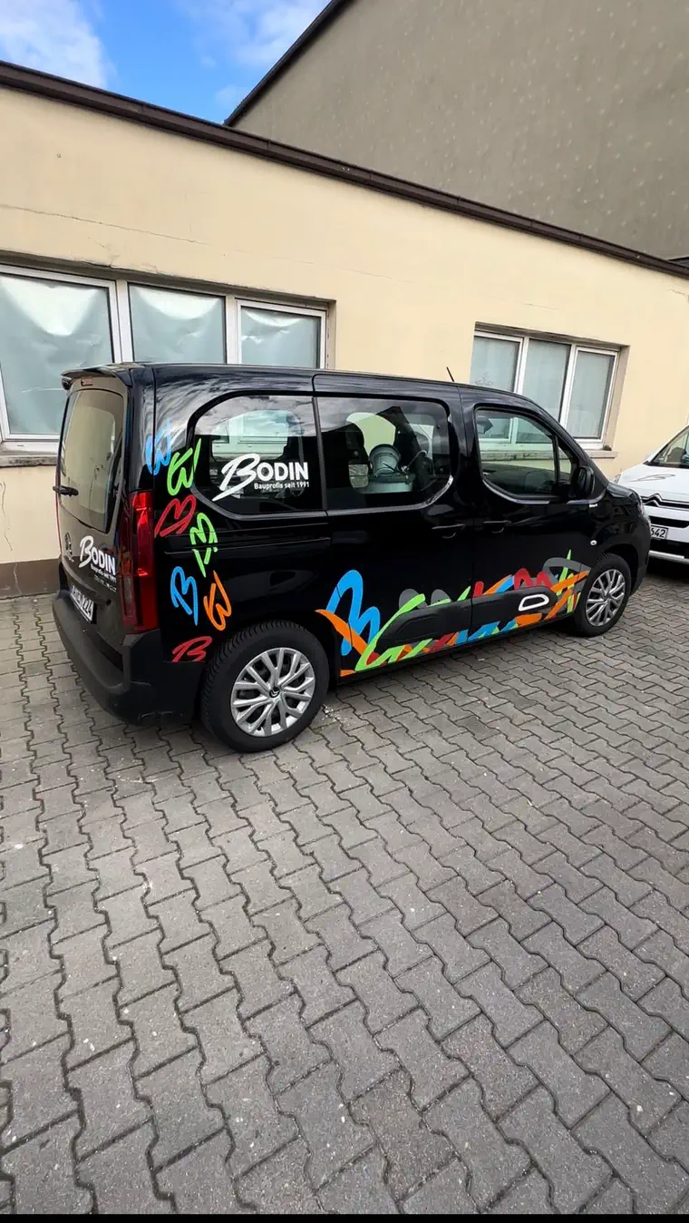 Beschrifteter Servicewagen von Bodin Bau