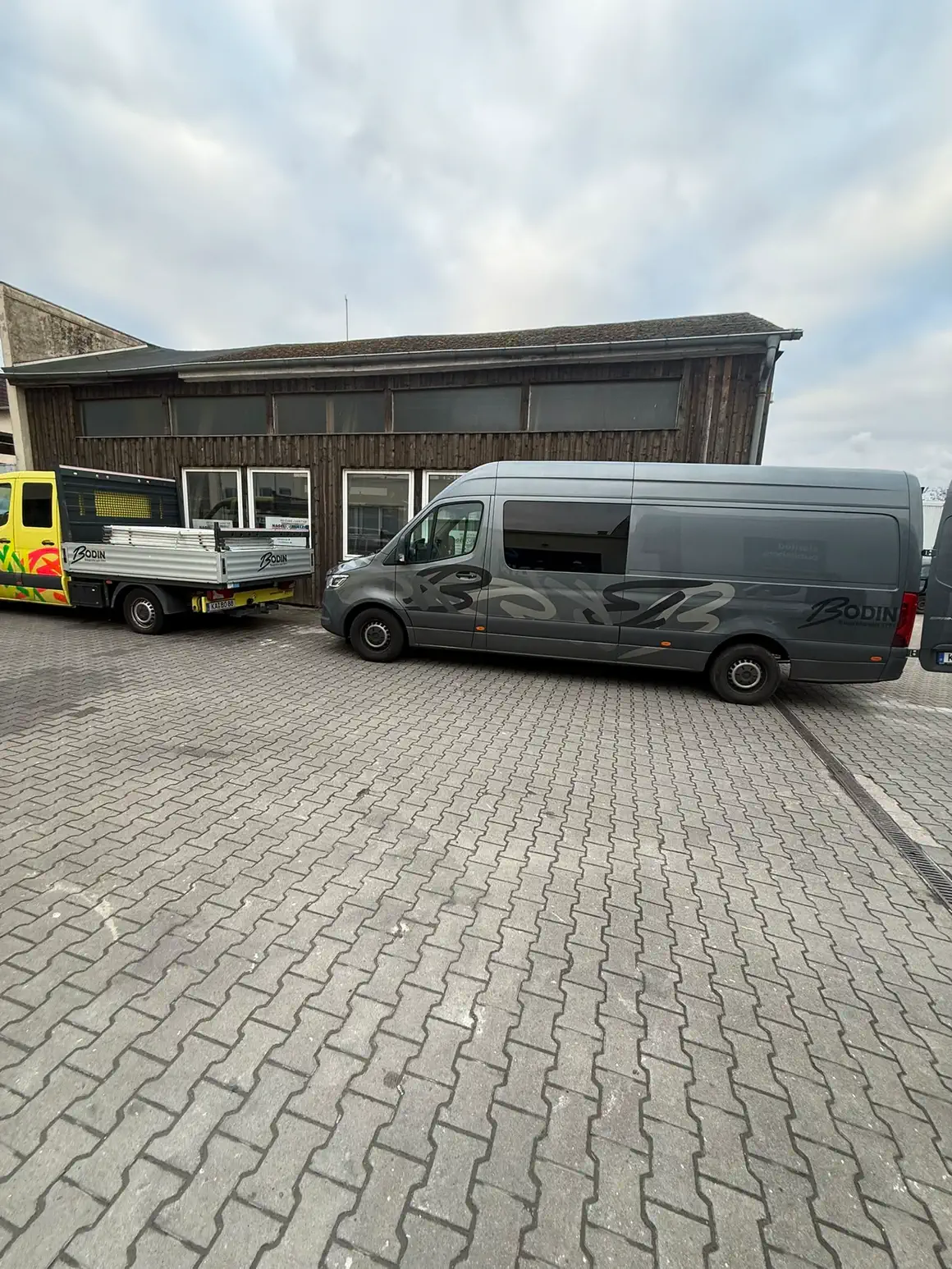 Fahrzeugflotte von Bodin Bau vor dem Werkhof