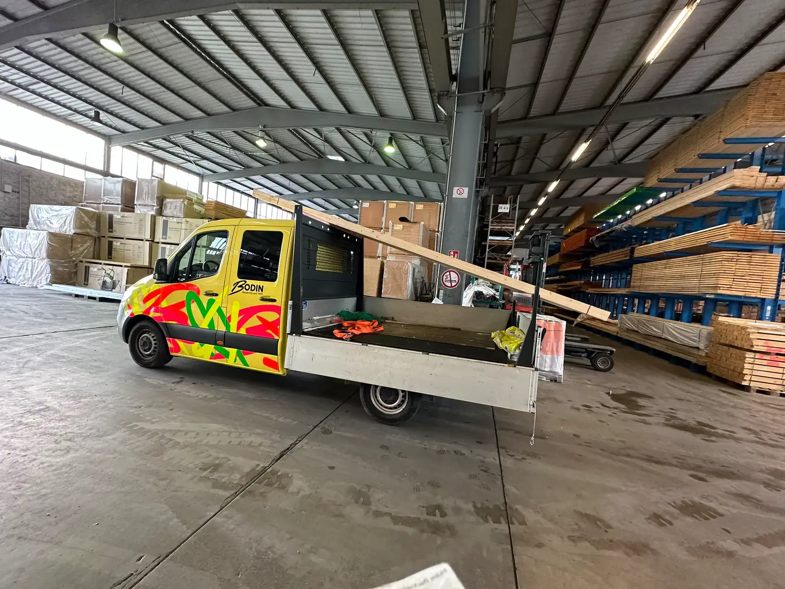 Beladen des Pritschenwagens von Bodin Bau im Materiallager