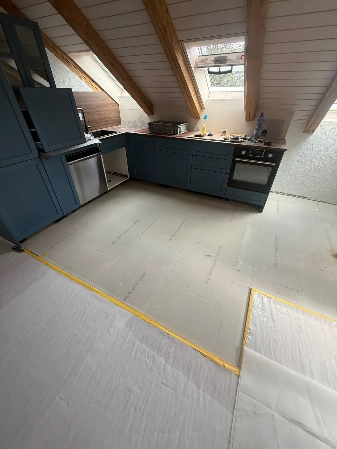 Fertige Küche im ausgebauten Dachgeschoss unter sichtbarem Dachstuhl, Sattel SZ
