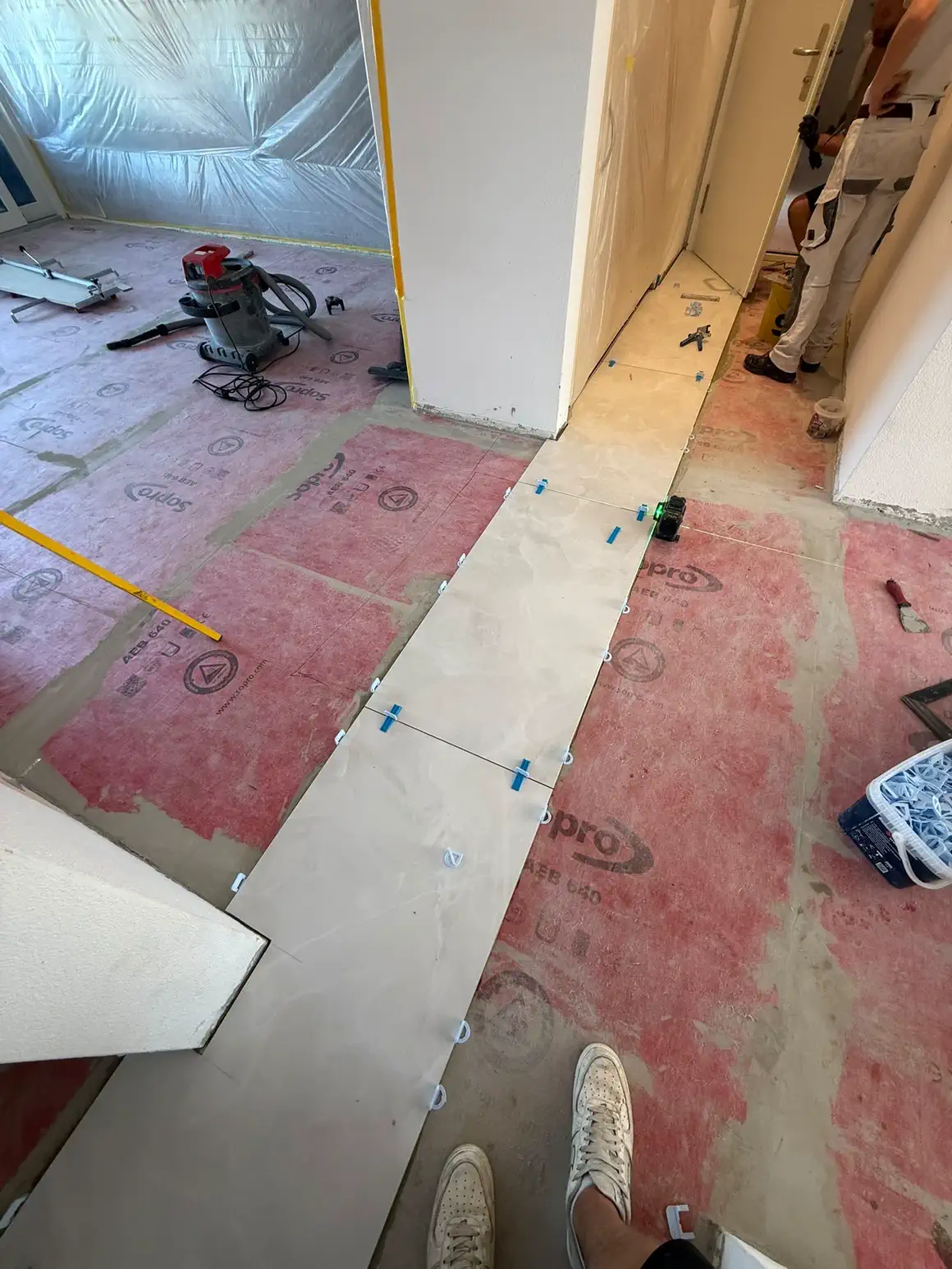 Alter Bodenaufbau entfernt, erste Platten des neuen Belags verlegt, Baar ZG