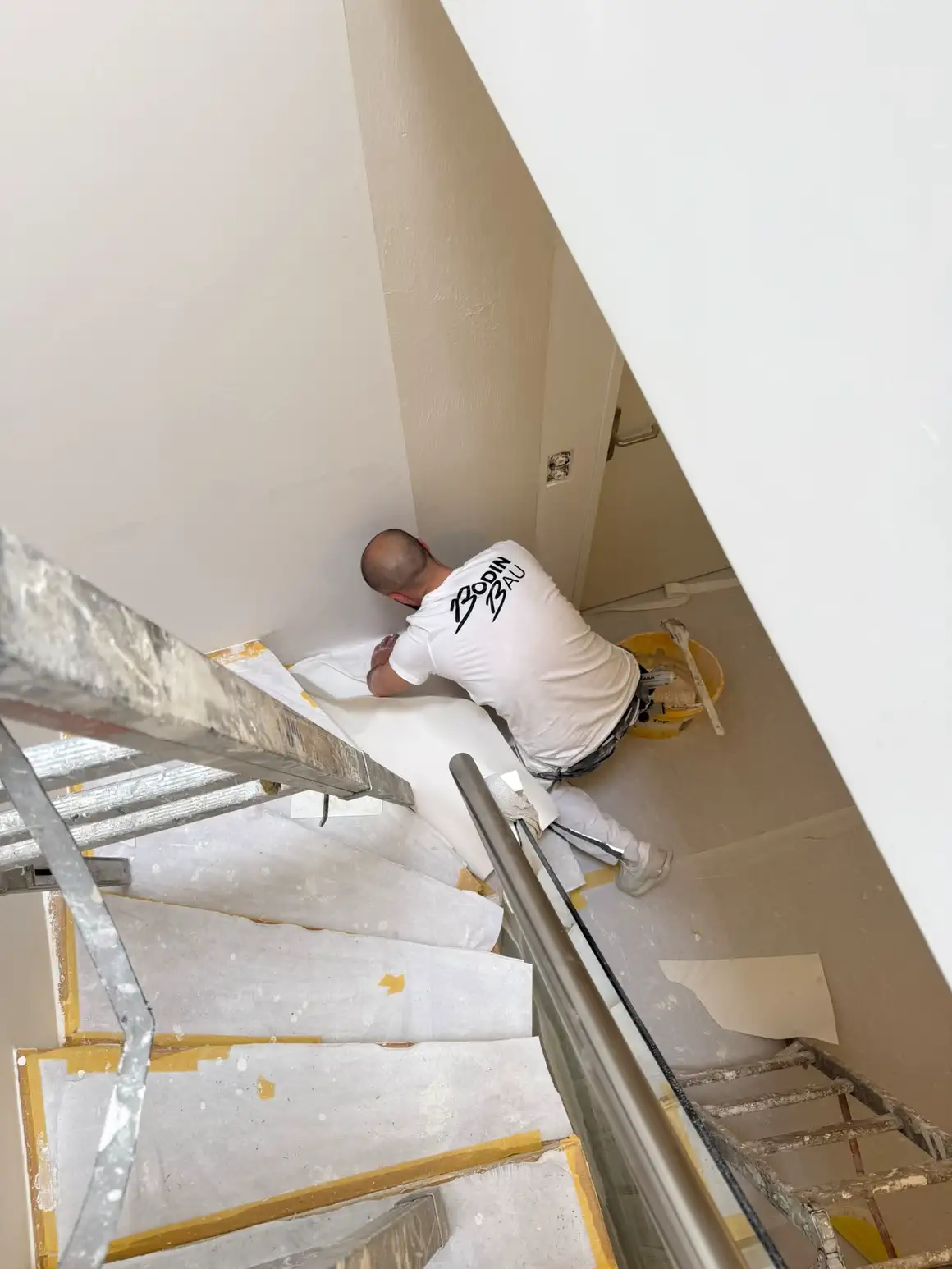 Abgedeckte Treppe während der Maler- und Gipserarbeiten