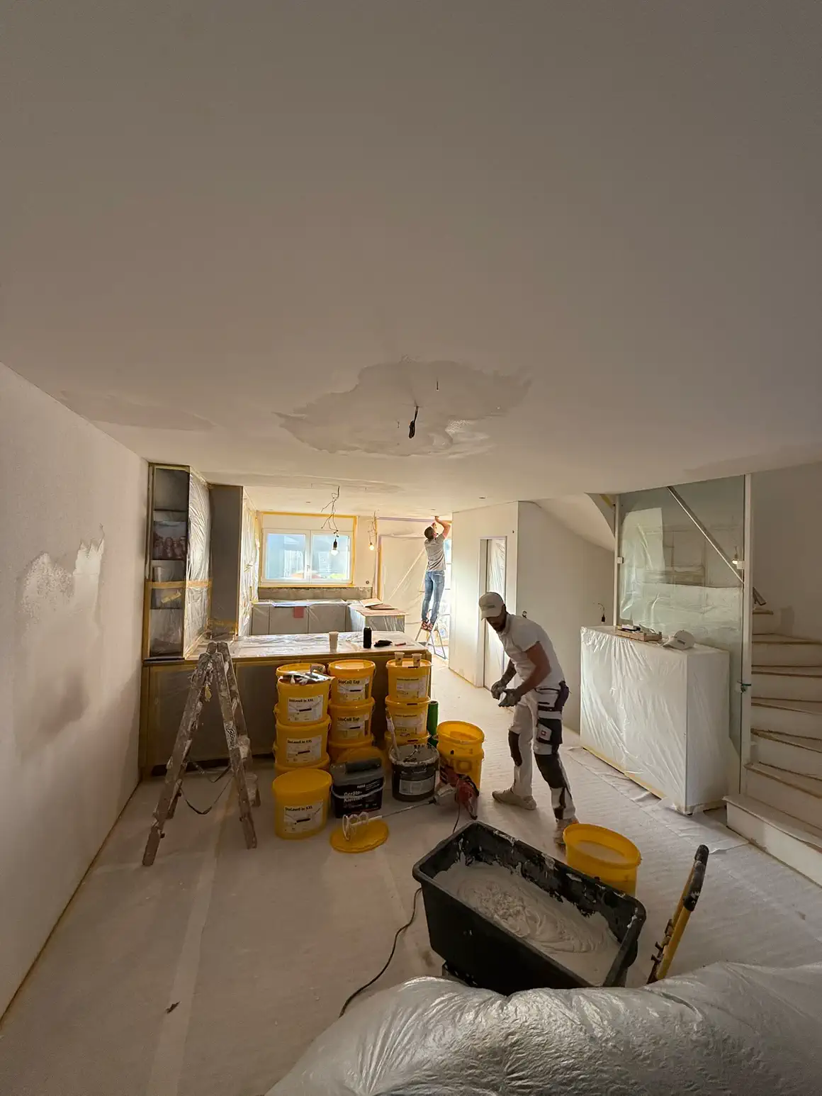 Küche und Wohnbereich während der laufenden Renovation