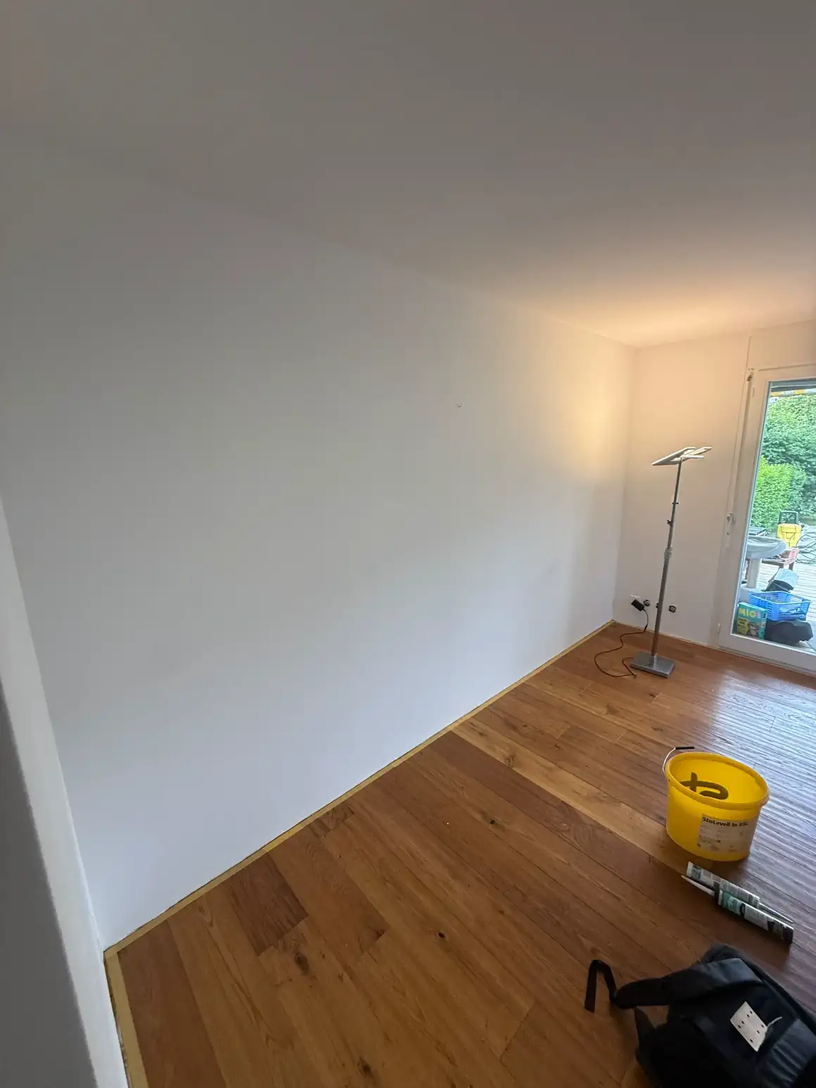 Fertig renovierter Wohnraum mit Parkett und weiss gestrichenen Wänden